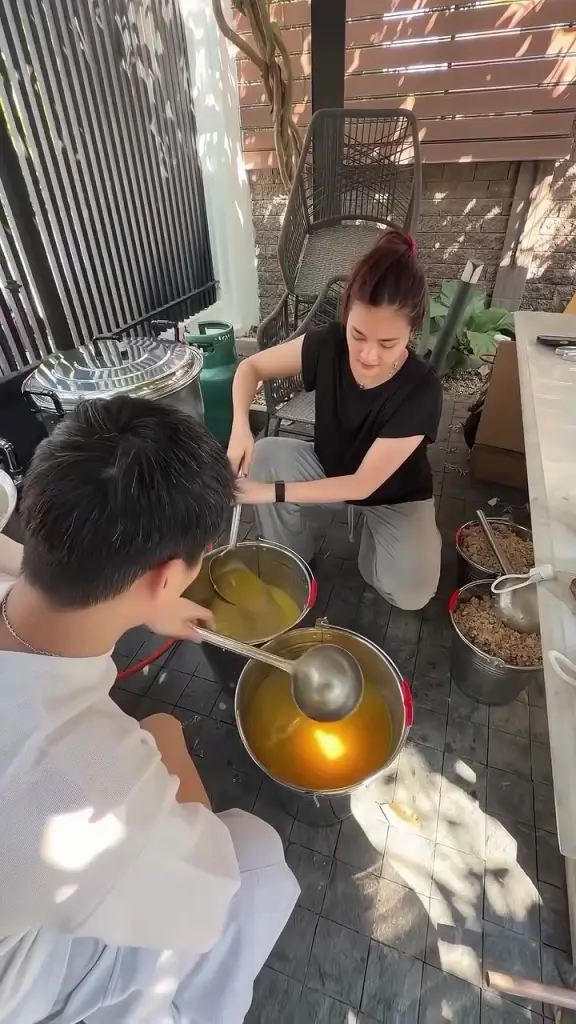 ปุ๊กลุก-ไมค์ สวมหัวใจนางฟ้าหมาจร ลุยคลองหลวงปรุงอาหารช่วยสี่ขา