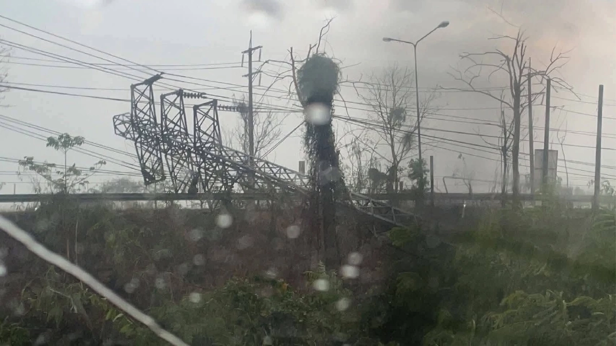 เสาไฟล้มหลายต้นช่วงแยกโคกหอม-สวนน้อมเกล้า กบินทร์บุรี เร่งแก้ไข