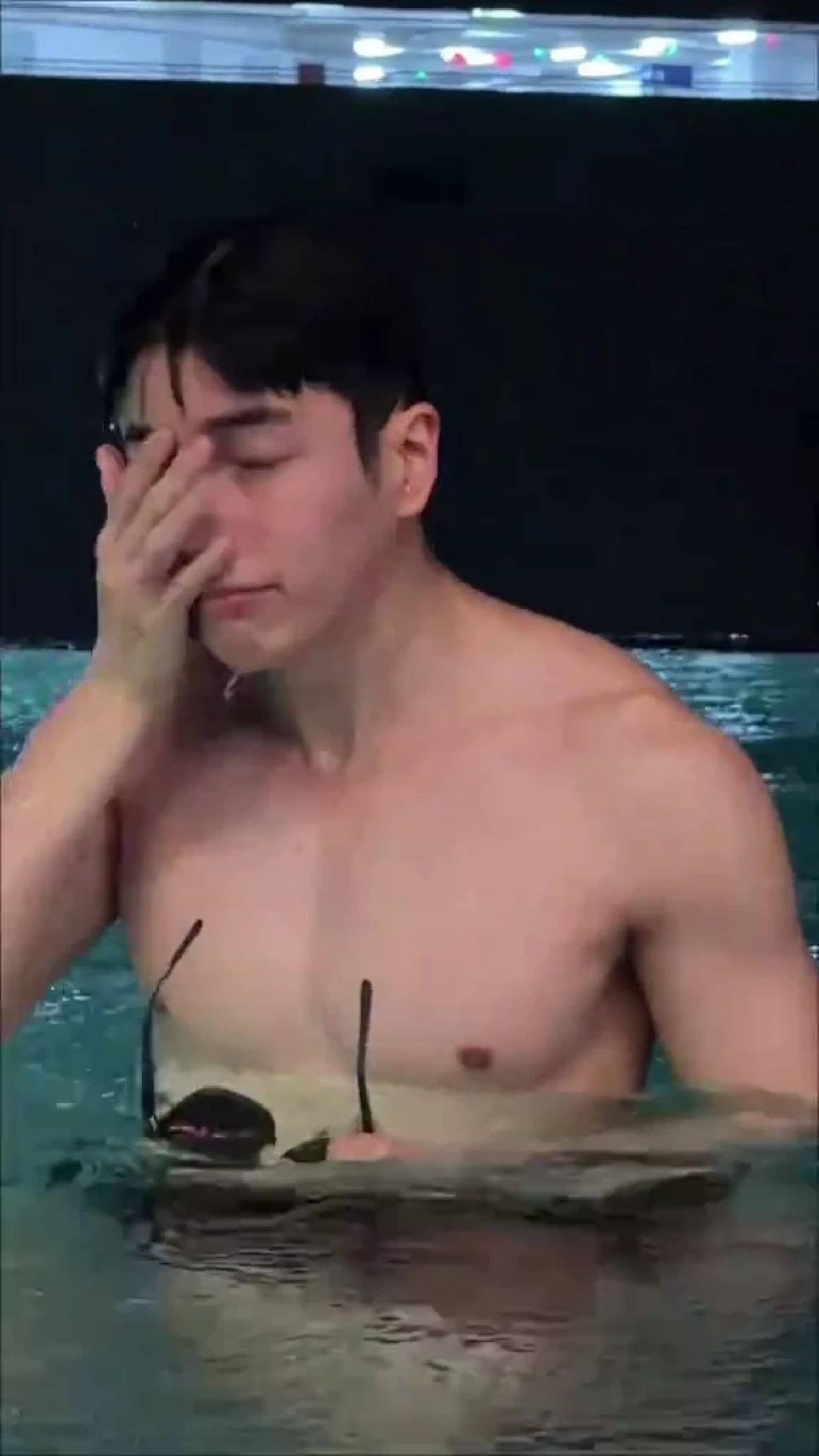  “นนกุล” อวดหุ่นแน่นรับสงกรานต์ ชาวเน็ตแซว “แอฟ” จะว่ายังไง