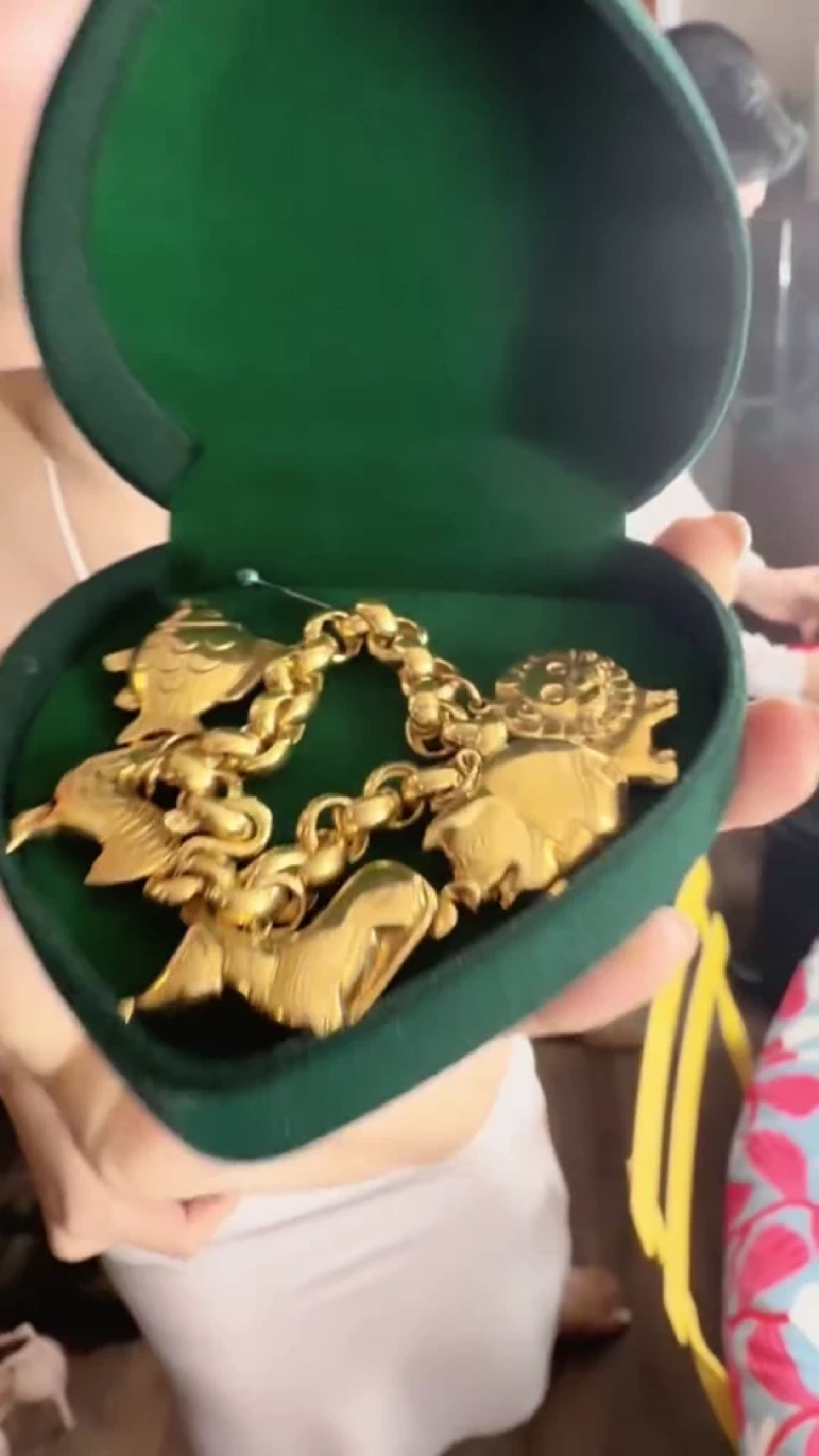 ฮาทั้งงาน! “คริส หอวัง” เปิดของรับไหว้สุดพิเศษจากคุณแม่