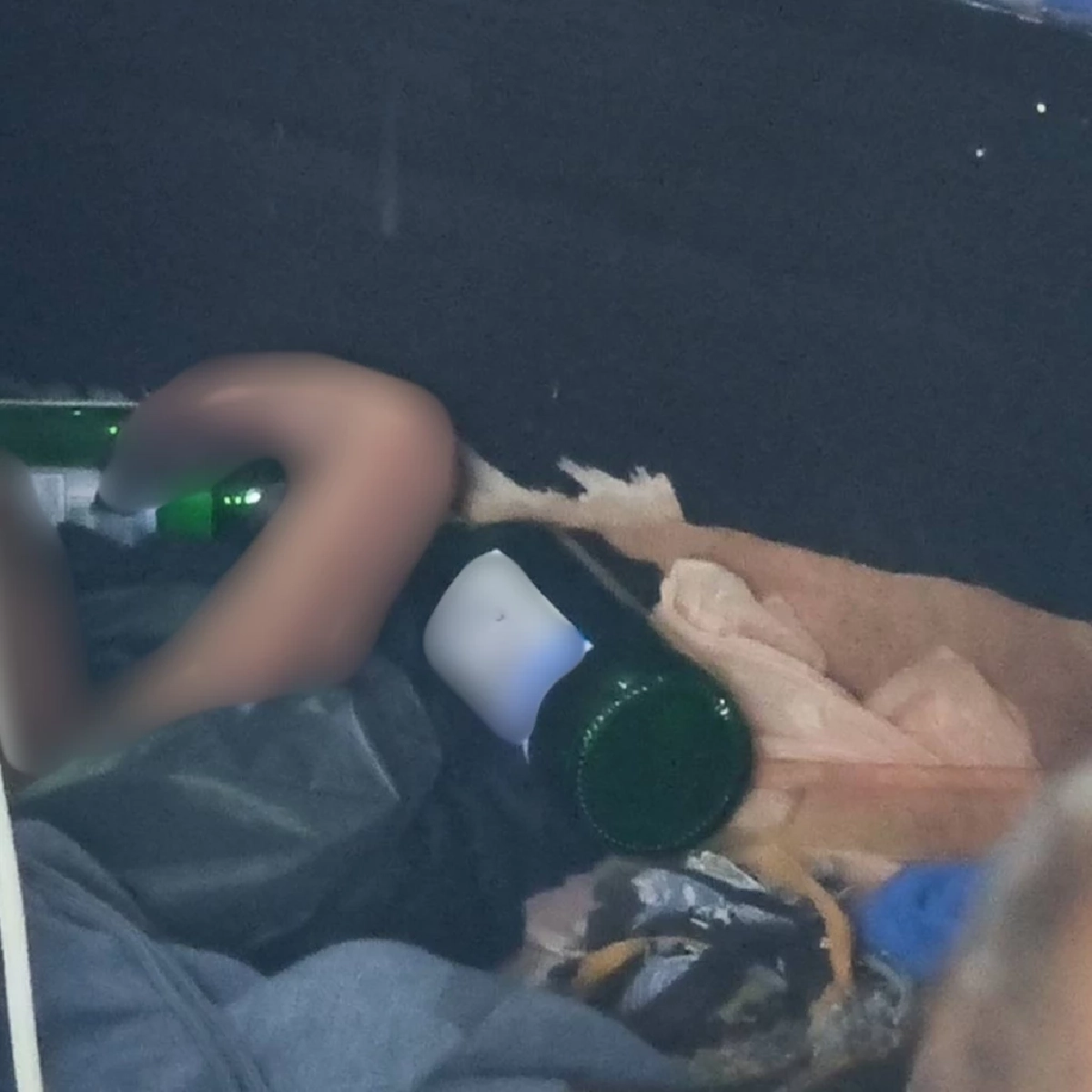 หนุ่มวัย 22 ดับสลดคาห้องนอน พบขวดเหล้าขาววางเกลื่อนข้างกาย