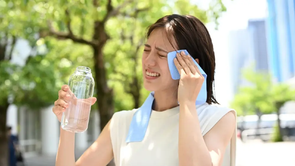 ฝ่าแดด แล้วเข้าห้องแอร์ทันที ระวังน็อกเย็น ภาวะที่หลายคนมองข้าม