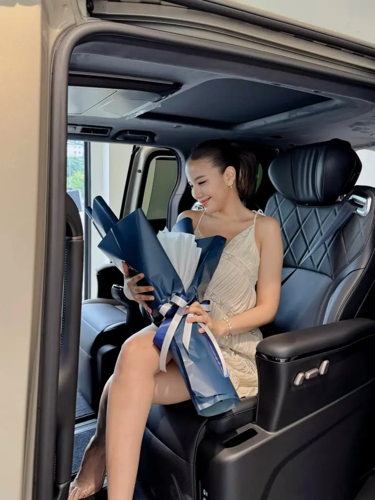 ใบเตย อาร์สยาม รับรถหรูคันใหม่ เปิดเลขทะเบียนสวยน่าลุ้น