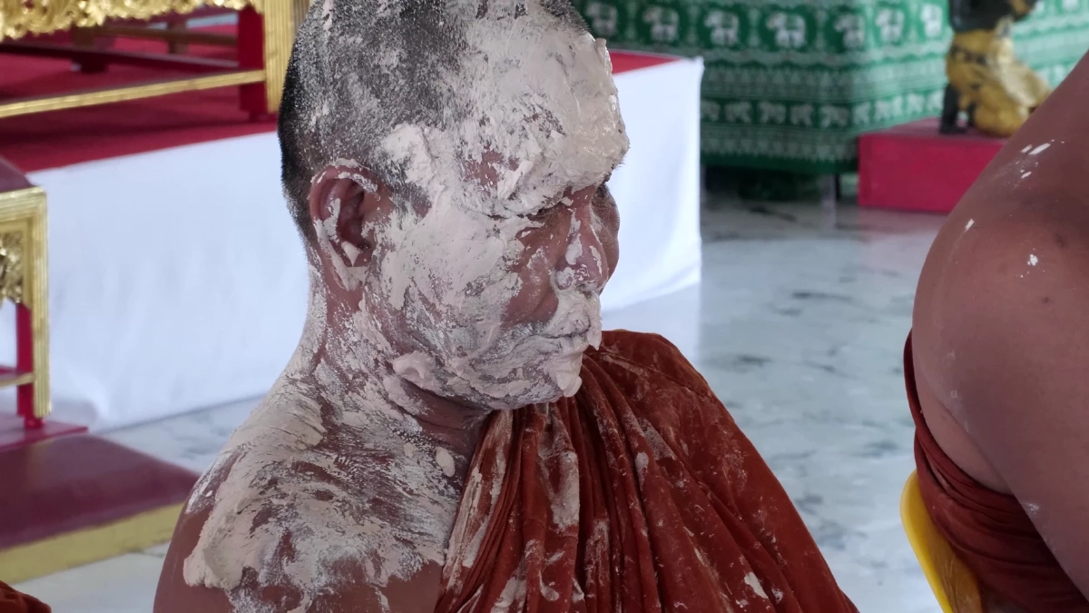 ขำพระเณรจะบาปไหม! พระ-เณรสุรินทร์โดนปะแป้งนึกว่าชุบแป้งทอด