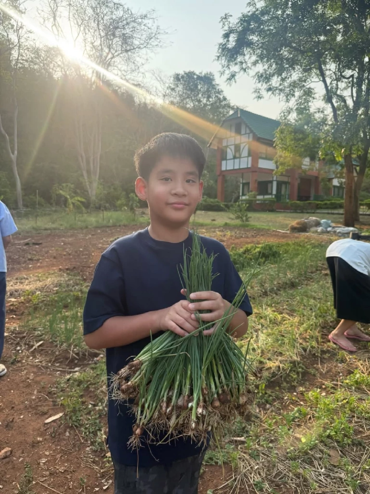 หมอโอ๊ค สมิทธิ์   ชวนลูกชาย ลุยเก็บผลผลิต โตไวหล่อเหมือนพ่อ