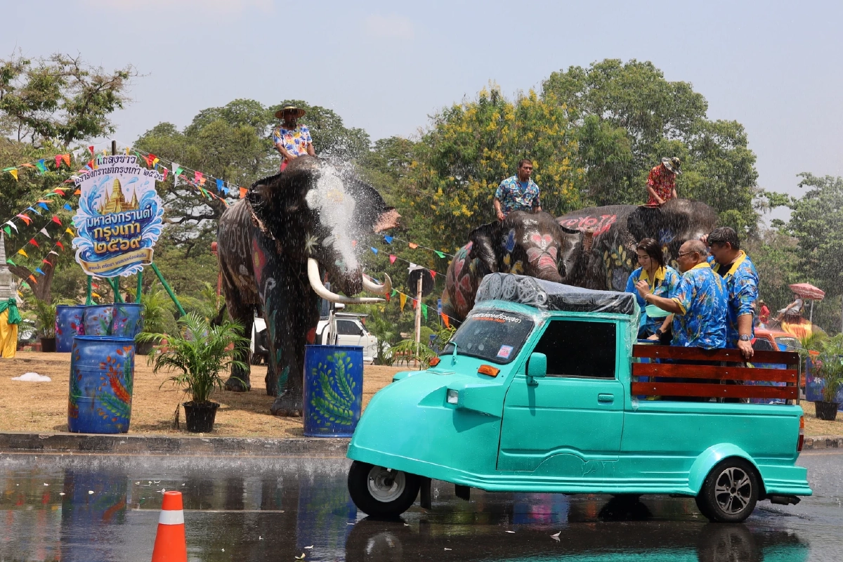 อยุธยาพร้อม! ขนช้าง 10 เชือกเล่นน้ำปาร์ตี้โฟมรับสงกรานต์