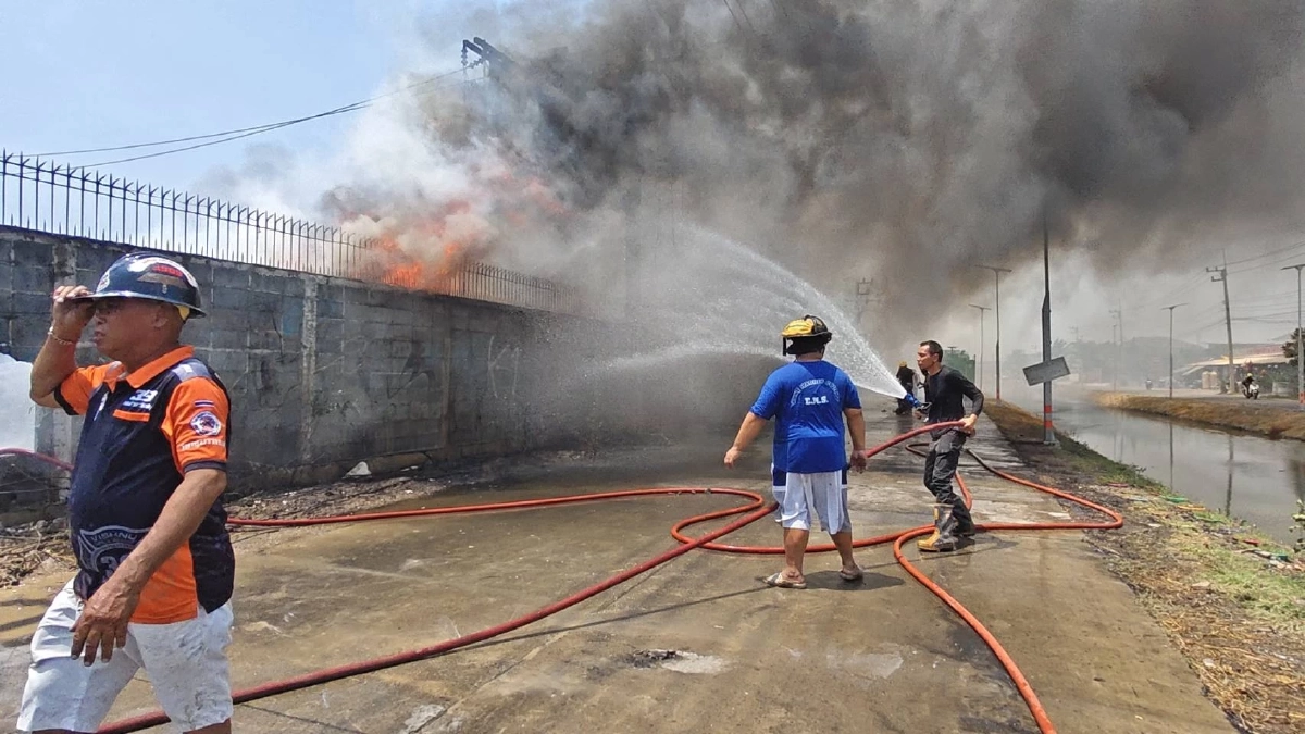 ไฟไหม้ป่าลามเผากองยางหลังเซียงกงรังสิต วอดรถยนต์ 2 คันรวด
