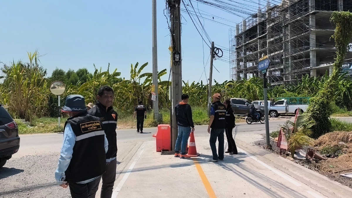 งง! เสาไฟโผล่กลางถนนนนทบุรี ชาวบ้านถามทำไมไม่คุยกัน