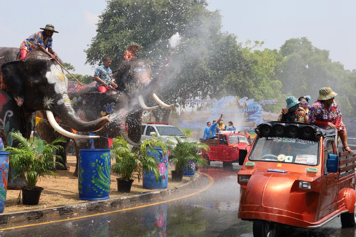 อยุธยาพร้อม! ขนช้าง 10 เชือกเล่นน้ำปาร์ตี้โฟมรับสงกรานต์