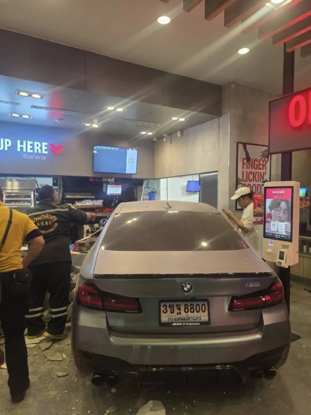 เปิดทะเบียนรถหรูขับพุ่งชนร้านไก่ทอดชื่อดัง โชคดีไร้เสียชีวิต