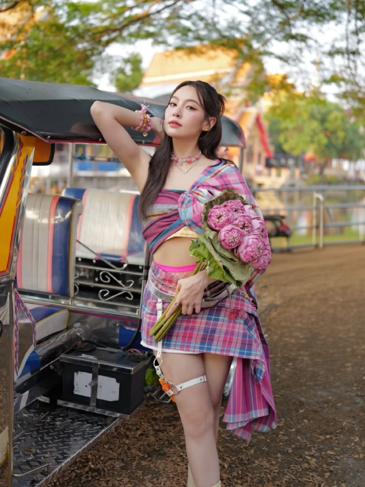 เบลล่า ราณี ถือดอกบัวโชว์ลุคหวาน ชุดผ้าขาวม้าสะกดทุกสายตา