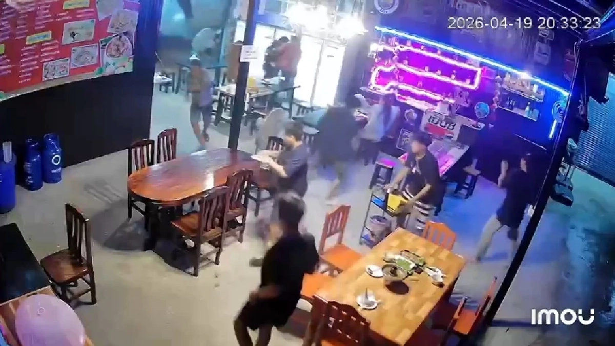 นาทีระทึก! พายุถล่มแม่สายรอบ 2 ประตูร้านปลิว ลูกค้าหนีกระเจิง