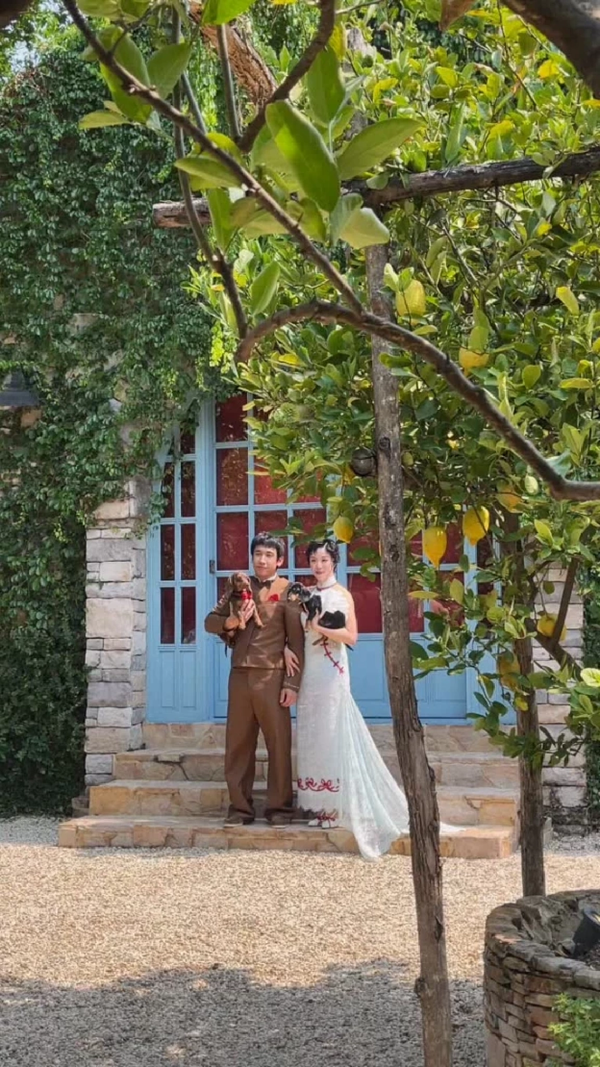 “พลอย หอวัง-เต” จูงมือแต่งงาน ท่ามกลางบรรยากาศเรียบง่าย 