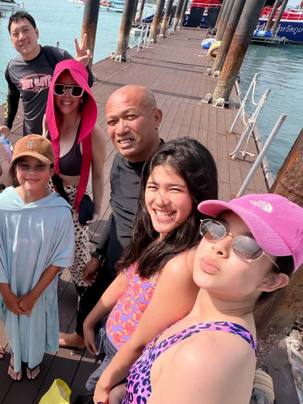 “นาวา-โสน” สองเพื่อนซี้สวยสะพรั่ง ทริปทะเลสะเทือนโซเชียล