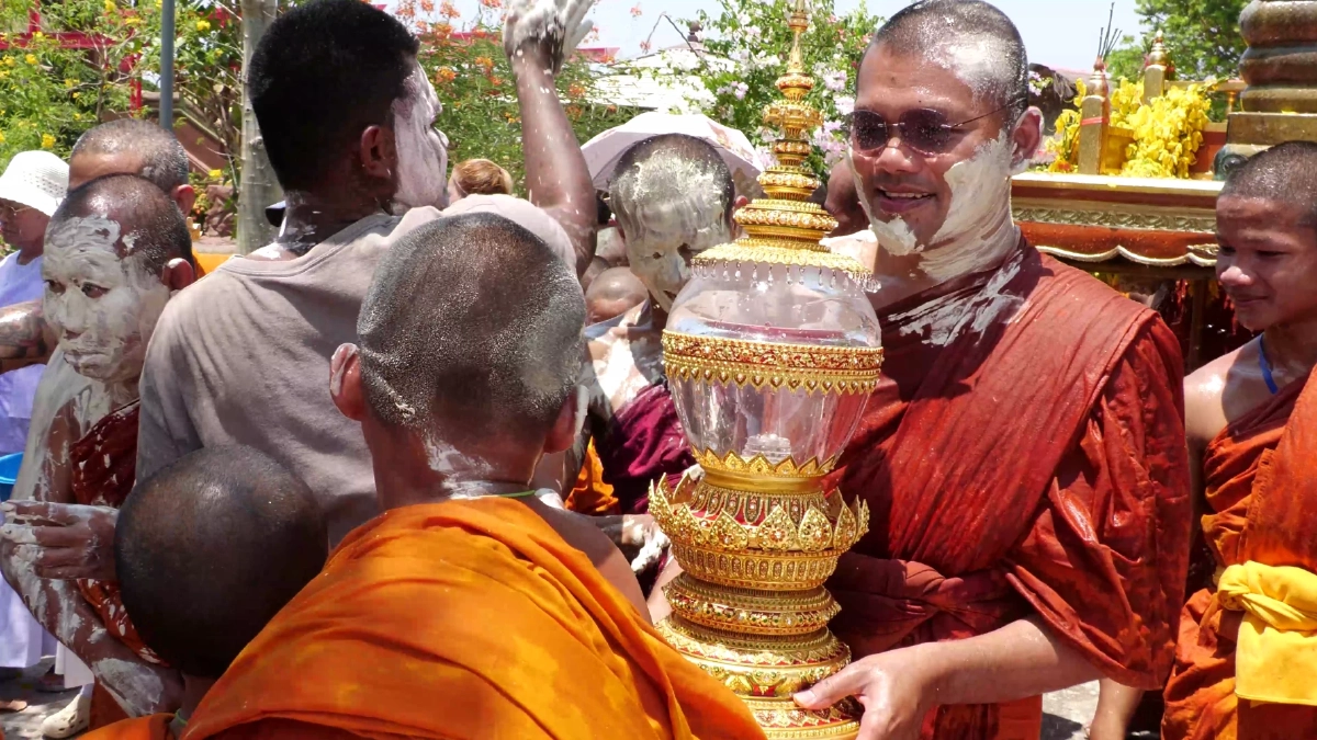 ขำพระเณรจะบาปไหม! พระ-เณรสุรินทร์โดนปะแป้งนึกว่าชุบแป้งทอด