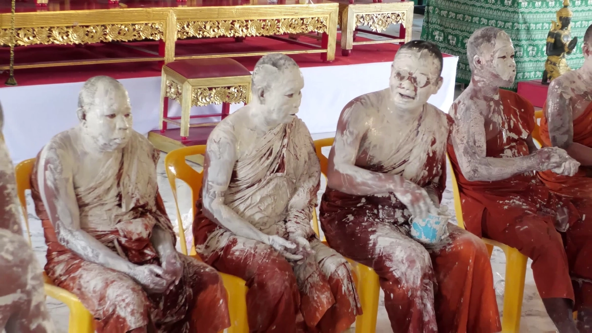 ขำพระเณรจะบาปไหม! พระ-เณรสุรินทร์โดนปะแป้งนึกว่าชุบแป้งทอด