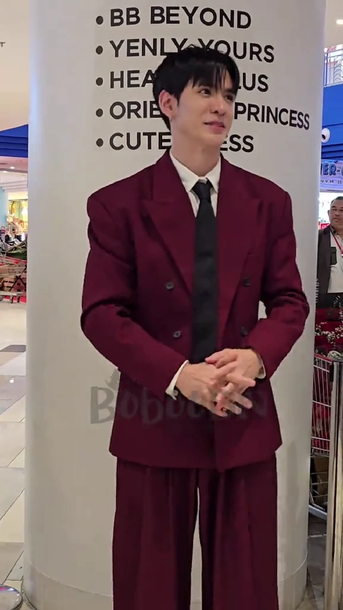 ฟิล์ม ธนภัทร โดนบุกจู่โจมกลางงาน เป่าเค้กยังไม่ทันตั้งตัว