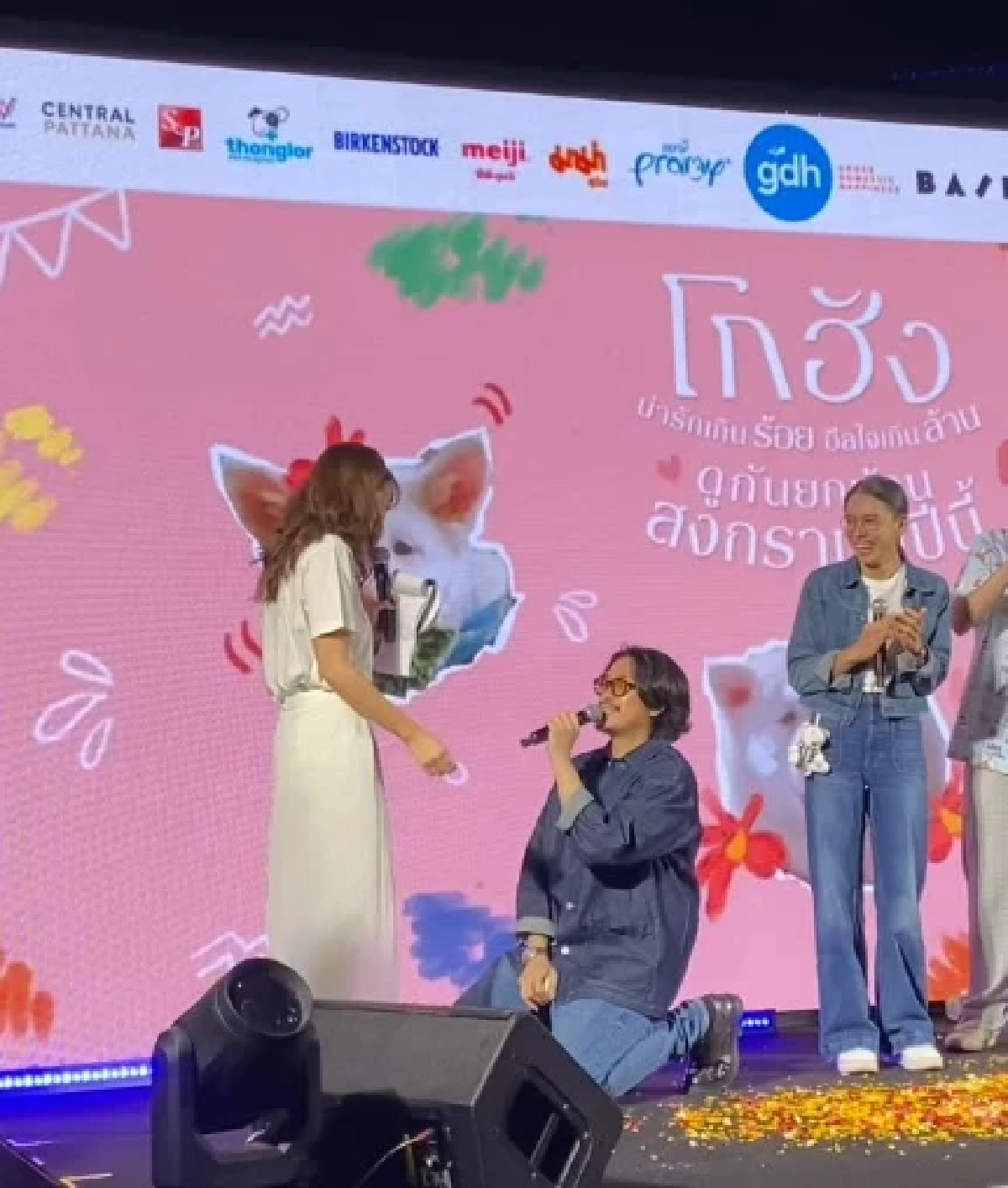 น้ำตาซึม ผกก.โกฮัง คุกเข่าขอพิธีกรสาวแต่งงาน ทำคนดูร้องไห้ตาม