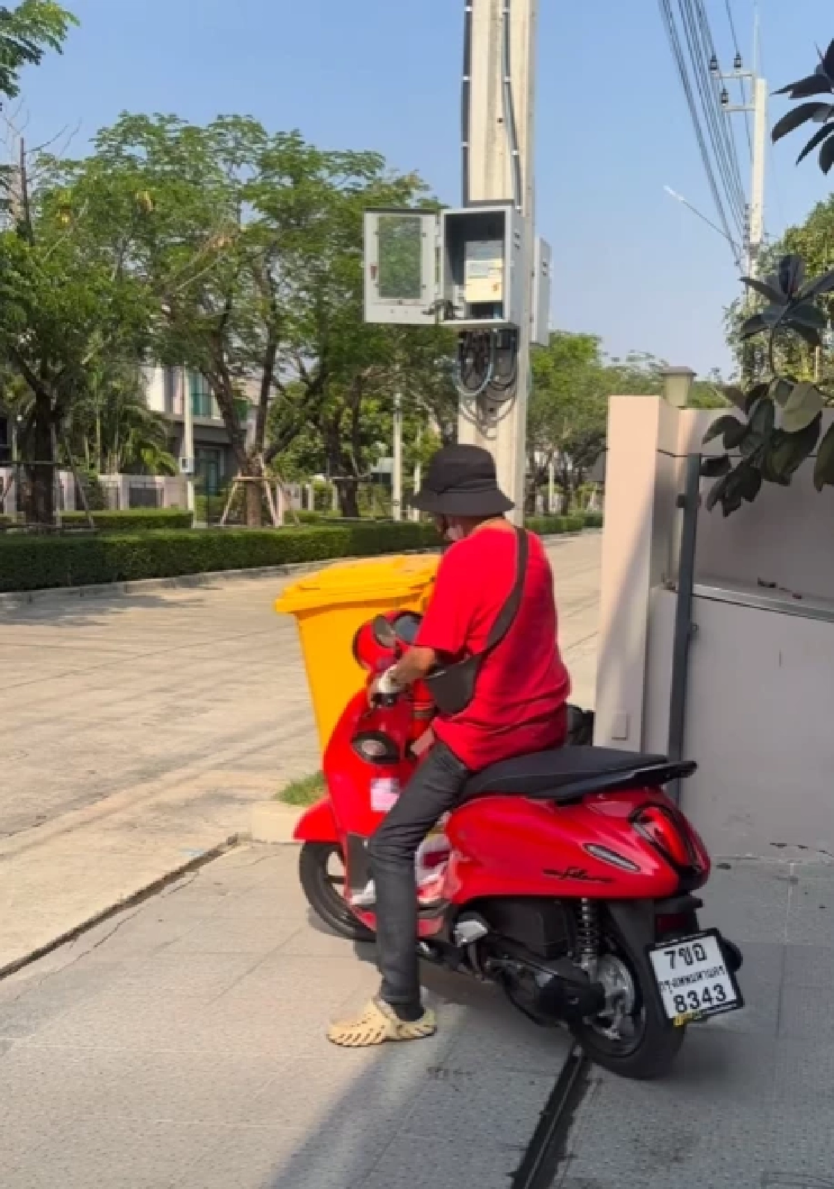 ส่องทะเบียนรถจยย. "พ่อจ๊ะ นงผณี" ขี่ไปแจกข้าวสารแฟนคลับ