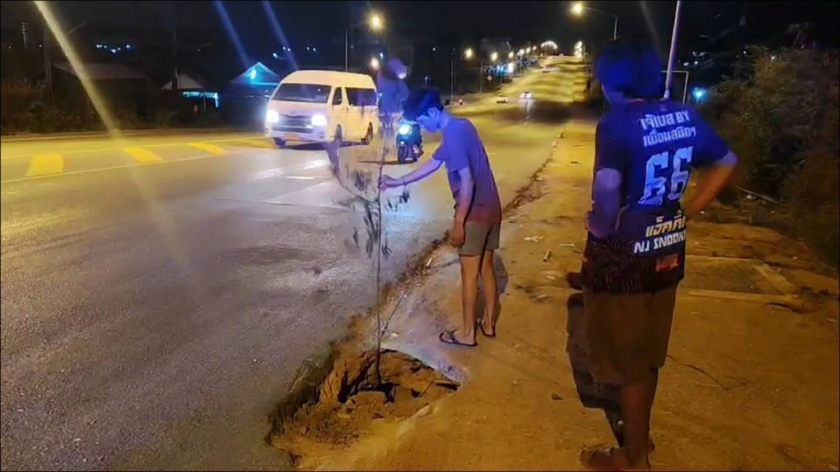 หนุ่มขี่มอเตอร์ไซค์ป้ายแดงตกหลุมริมทาง อัดเสาไฟบาดเจ็บ