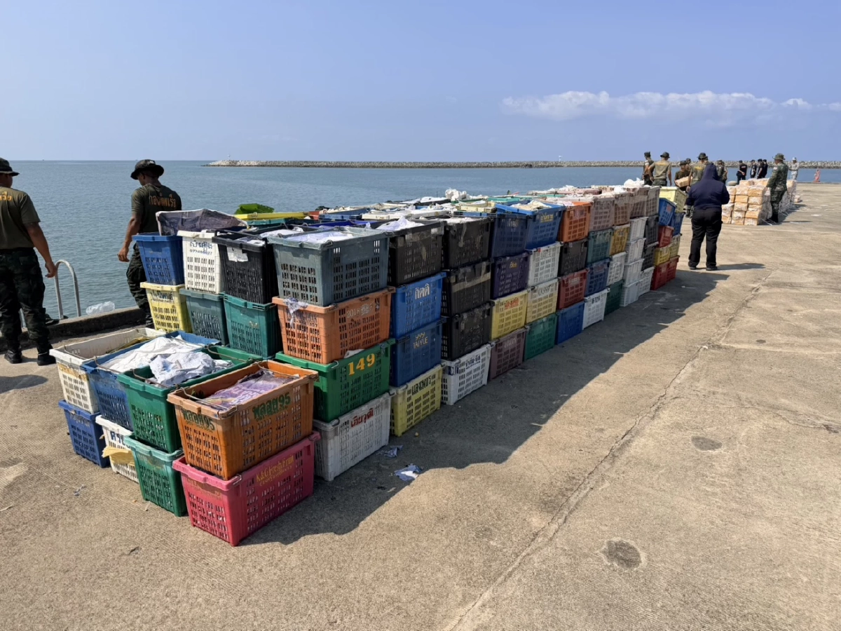 ศรชล.ตราด สกัดจับเรือ 5 ลำลอบขนสินค้าส่งเขมร ยึดของกลางเพียบ