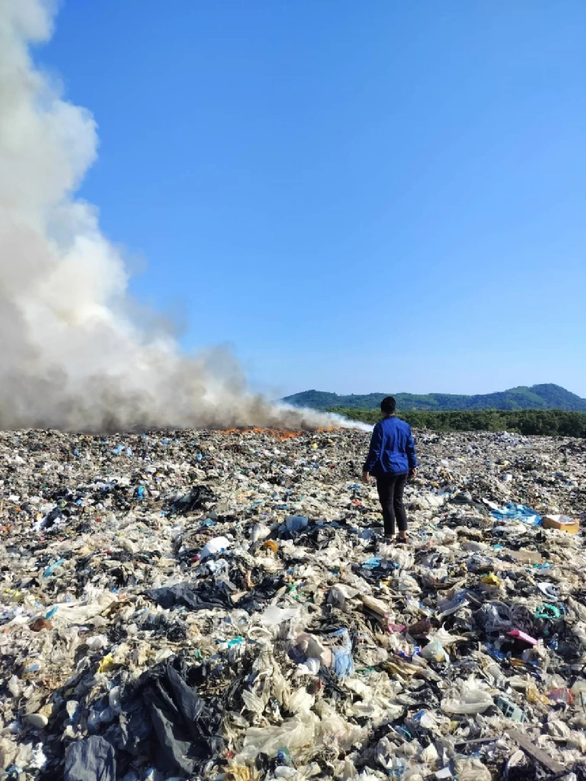 ไฟไหม้บ่อขยะสะพานหินภูเก็ต คุมเพลิงได้แล้วแต่ควันยังพุ่ง