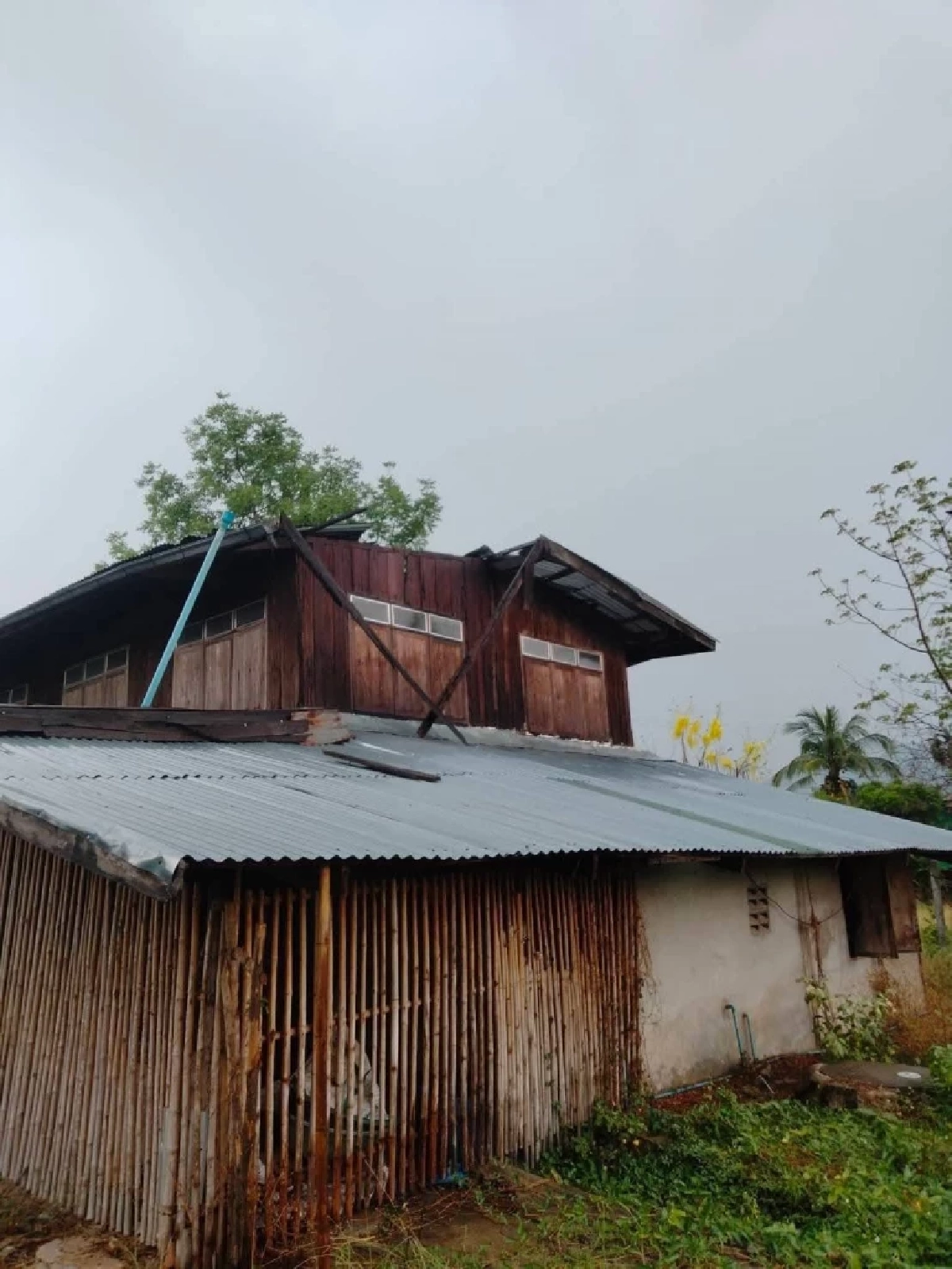 ระทึก! พายุฤดูร้อนถล่มเลย ลูกเห็บตกหนัก บ้านพังกว่า 30 หลัง