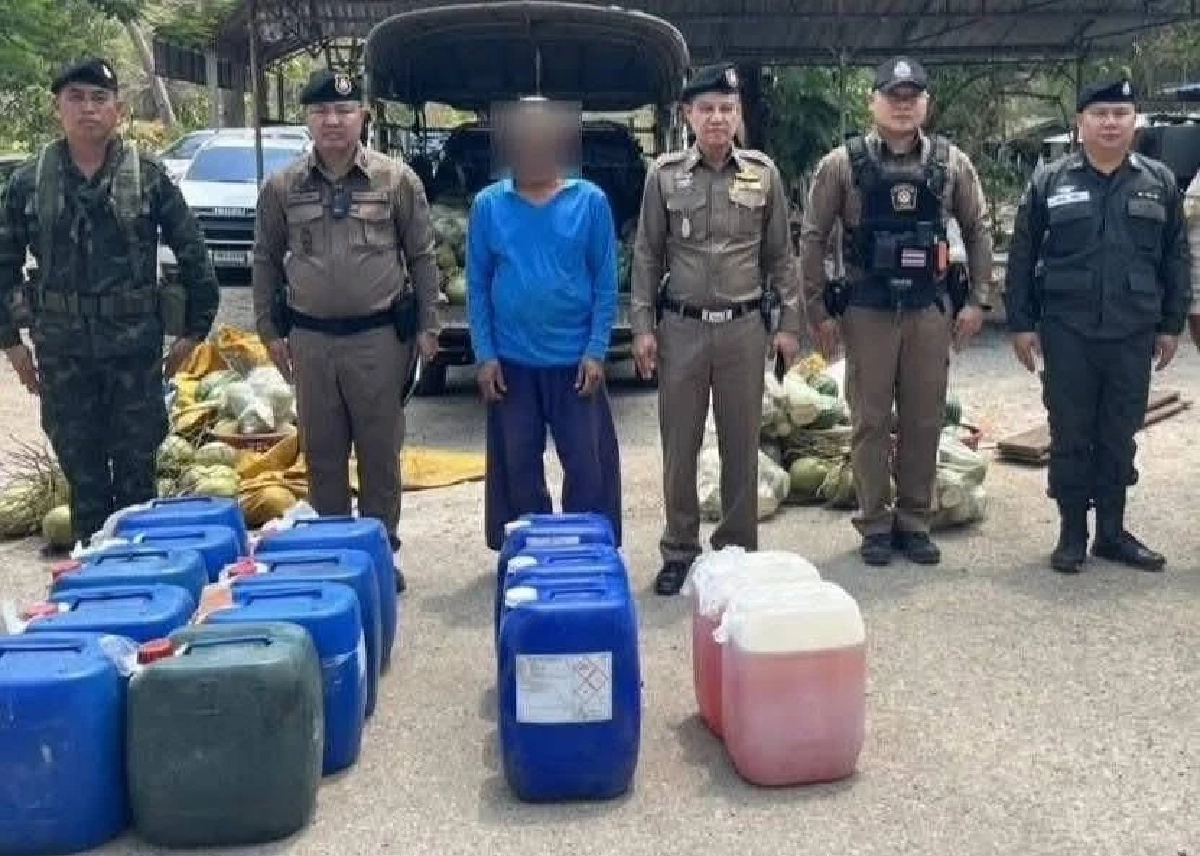 จับกระบะซุกน้ำมันเถื่อนใต้กองแตงโม สกัดลอบส่งขายเมียนมา