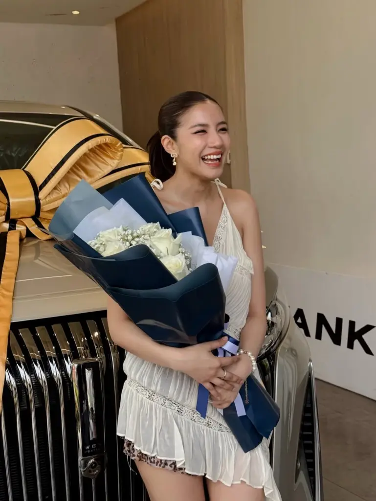 ใบเตย อาร์สยาม รับรถหรูคันใหม่ เปิดเลขทะเบียนสวยน่าลุ้น