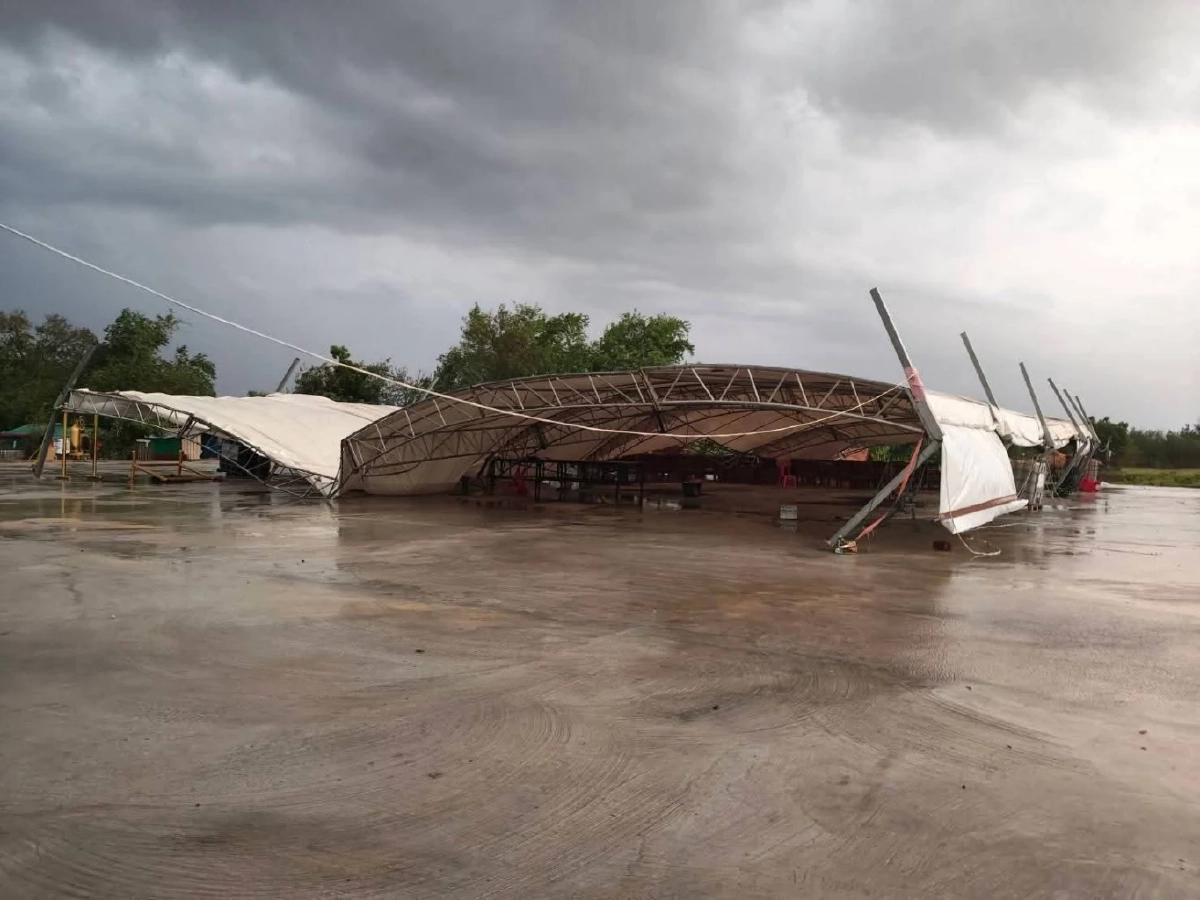 พายุฤดูร้อนทำพิษ! โคราชอ่วม บ้านเสียหาย ต้นไม้ล้มขวาง