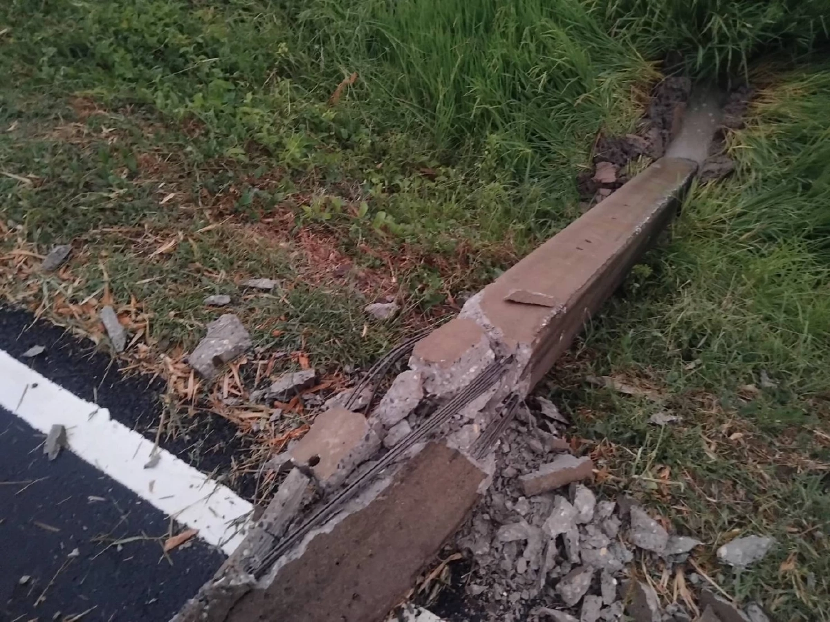 รอดปาฏิหาริย์! เสาไฟทับเก๋งพังยับ คอหวยแห่ส่องเลขทะเบียนลุ้นโชค