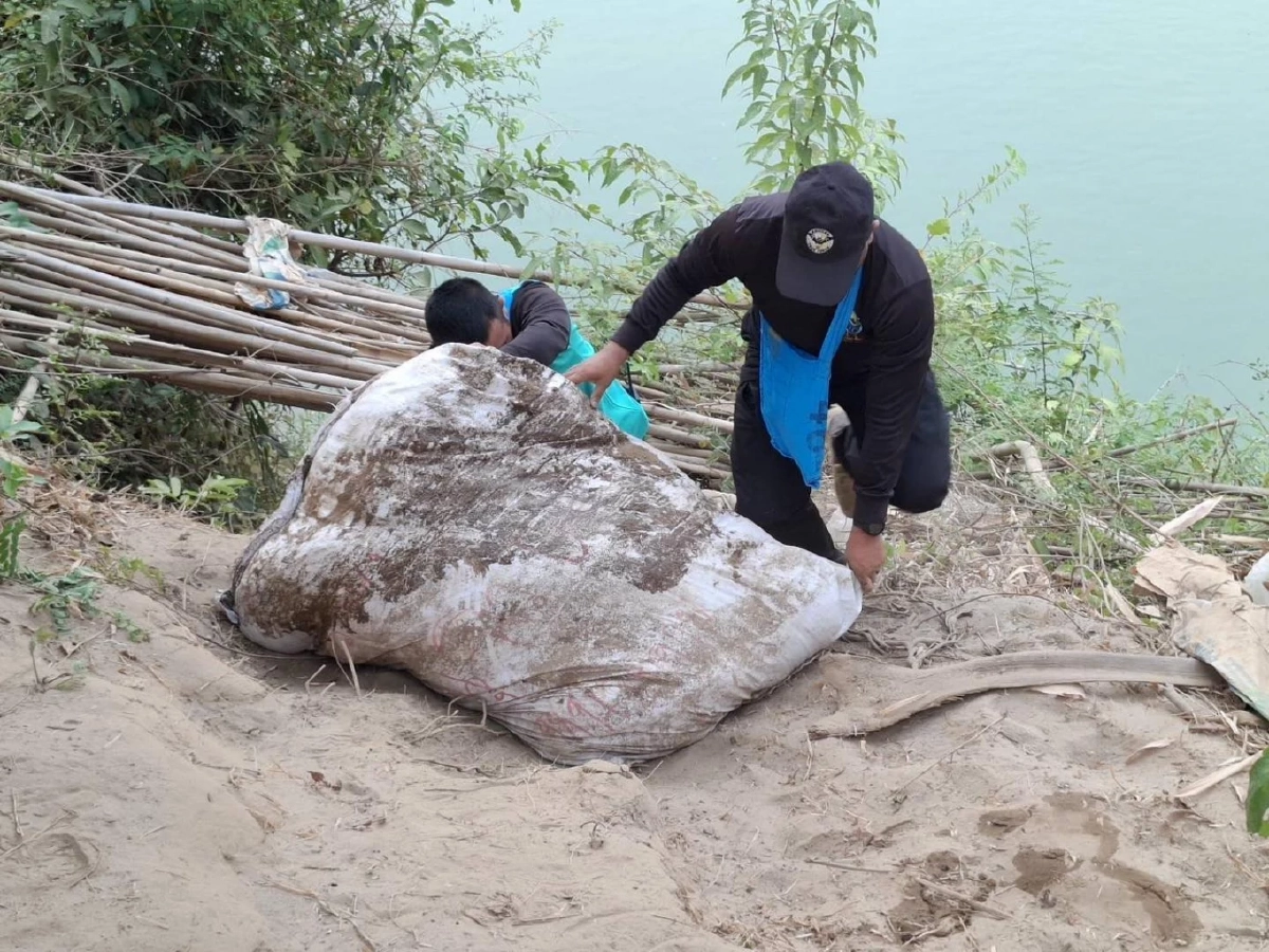 ทหารพรานยึด ใบกระท่อมสด ริมโขง 185 กก. คนร้ายทิ้งกระสอบเผ่นหนี