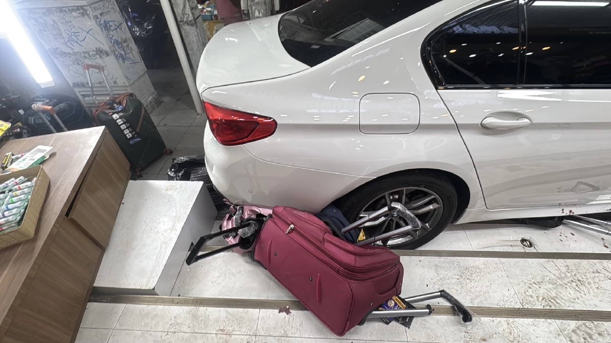 ระทึก BMW ถอยชนคนบนฟุตบาทพัทยา ส่งผลบาดเจ็บระนาว 5 ราย