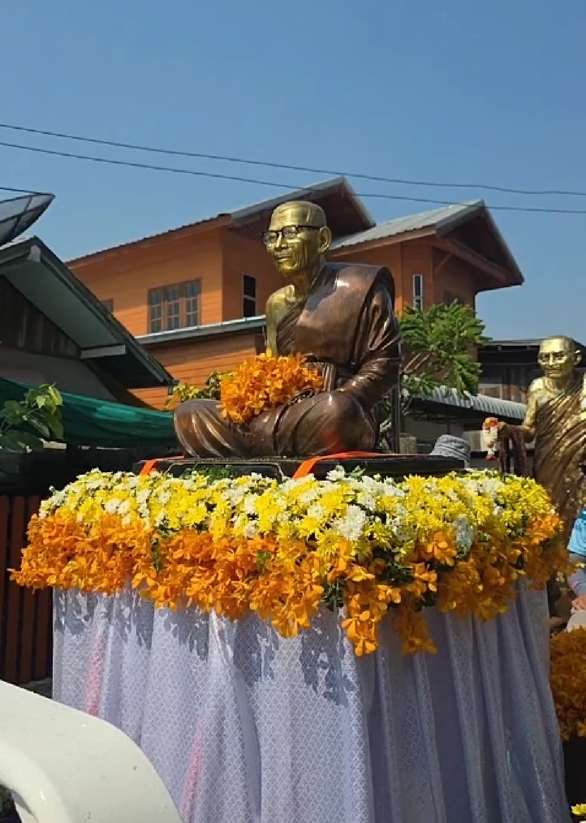 ชาวบ้านแห่จับจ้อง ทะเบียนรถ พิธีสรงน้ำองค์รูปเหมือนหลวงปู่ศิลา