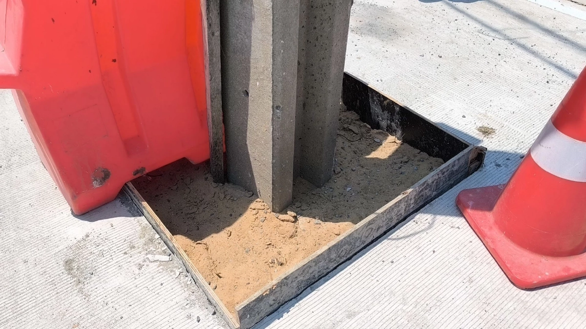 งง! เสาไฟโผล่กลางถนนนนทบุรี ชาวบ้านถามทำไมไม่คุยกัน