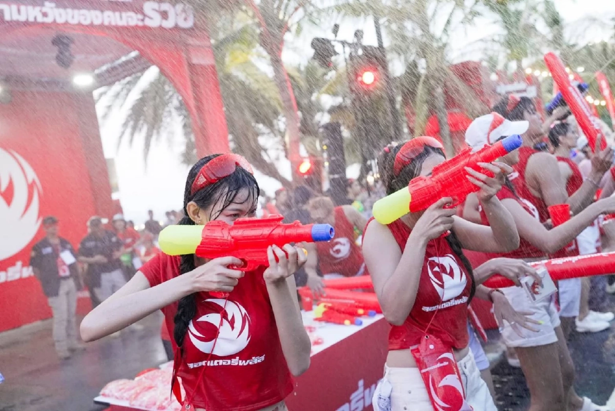 "ลอตเตอรี่พลัส" เล่นใหญ่จัดเต็ม ไหลริมเลพัทยา ขนทัพดีเจ-ของแจก