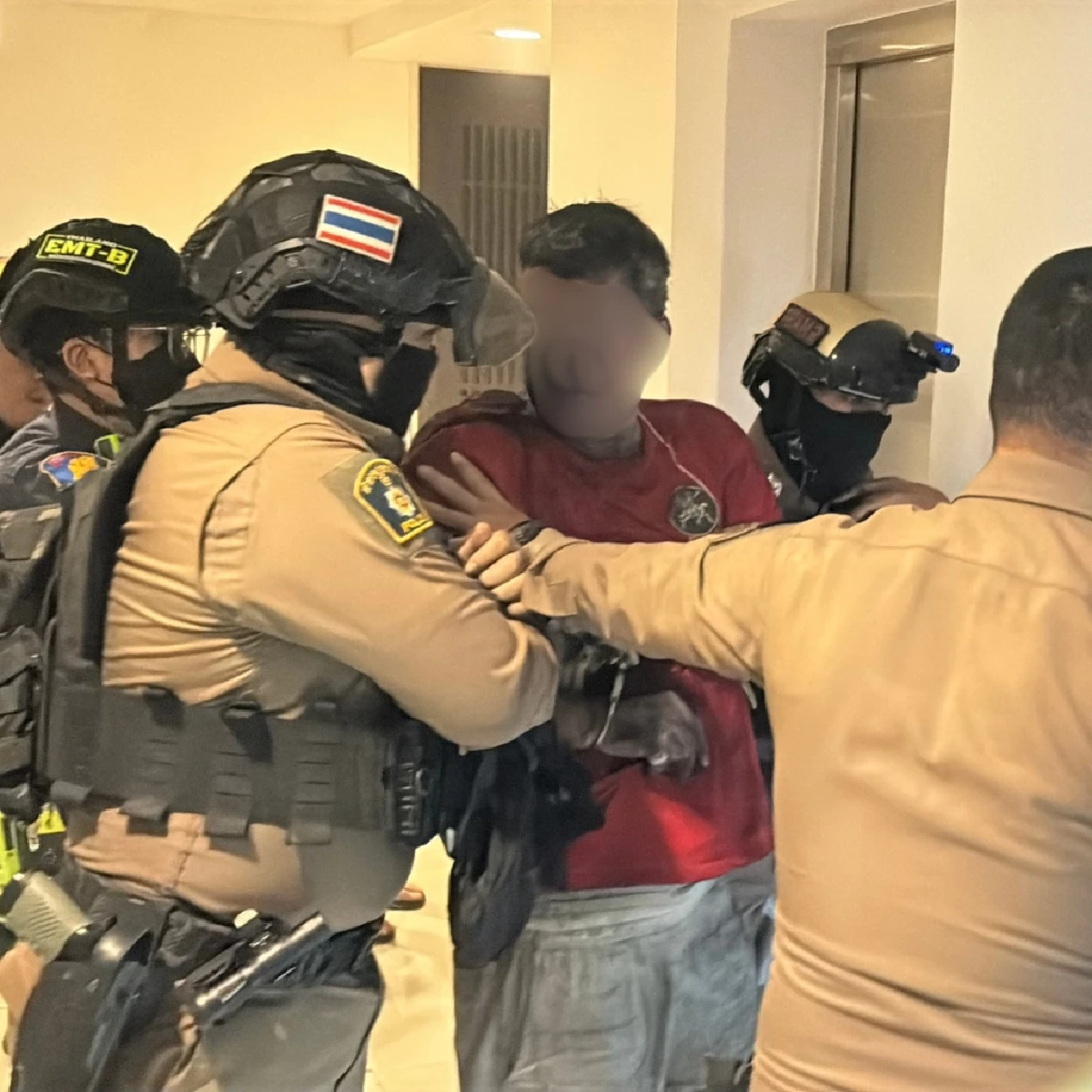 ระทึกพัทยา! ฝรั่งคลั่งถือมีดเผาห้อง ขังภรรยาและลูกชาย