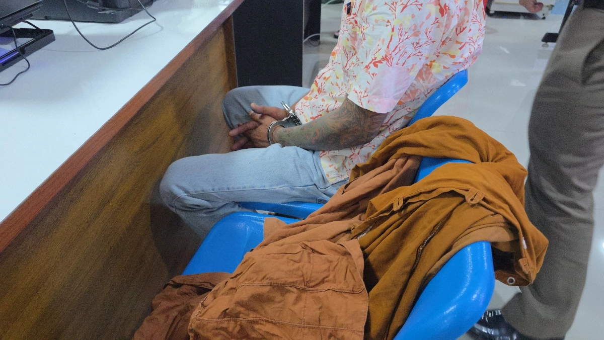 แฉพฤติกรรมพระแสบ เดินถือย่ามค้ายาบ้าคาถนน ตำรวจรวบทันควัน