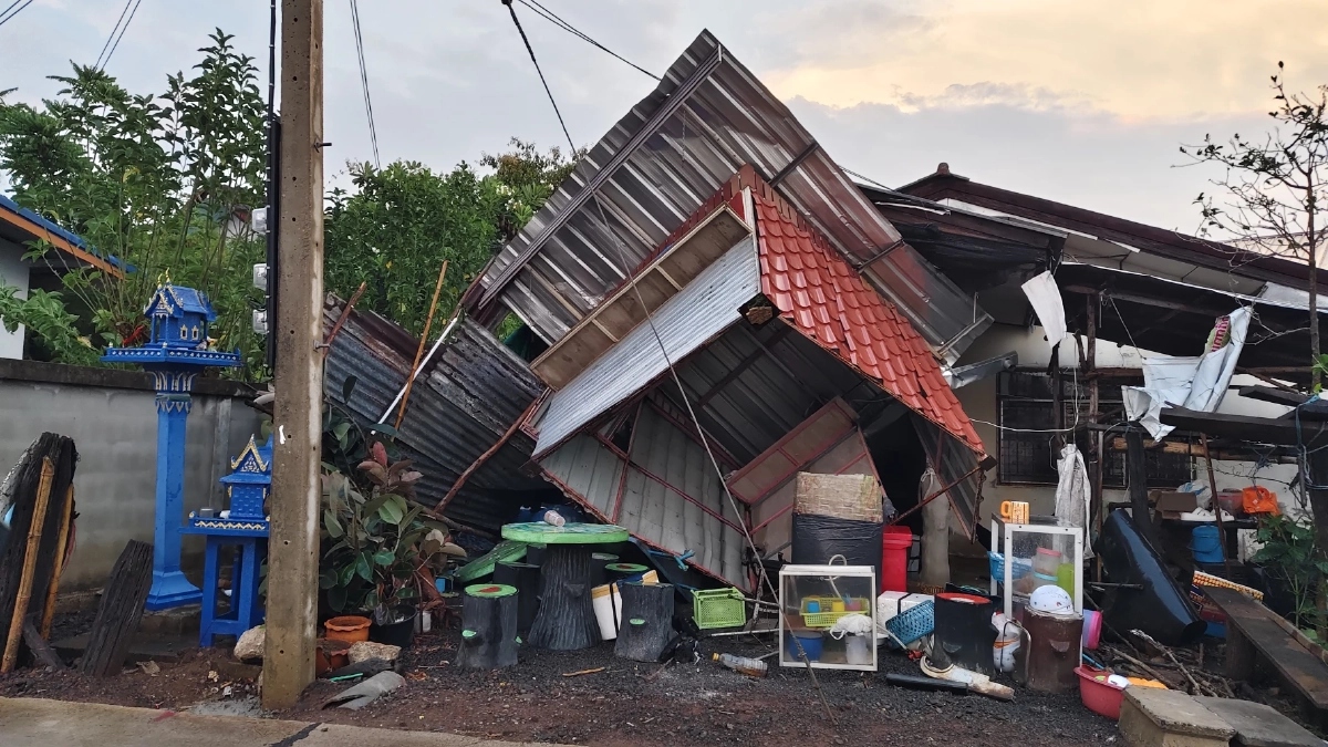 พายุฤดูร้อนถล่มอำเภอครบุรี บ้านเรือนเสียหายกว่า 20 หลัง