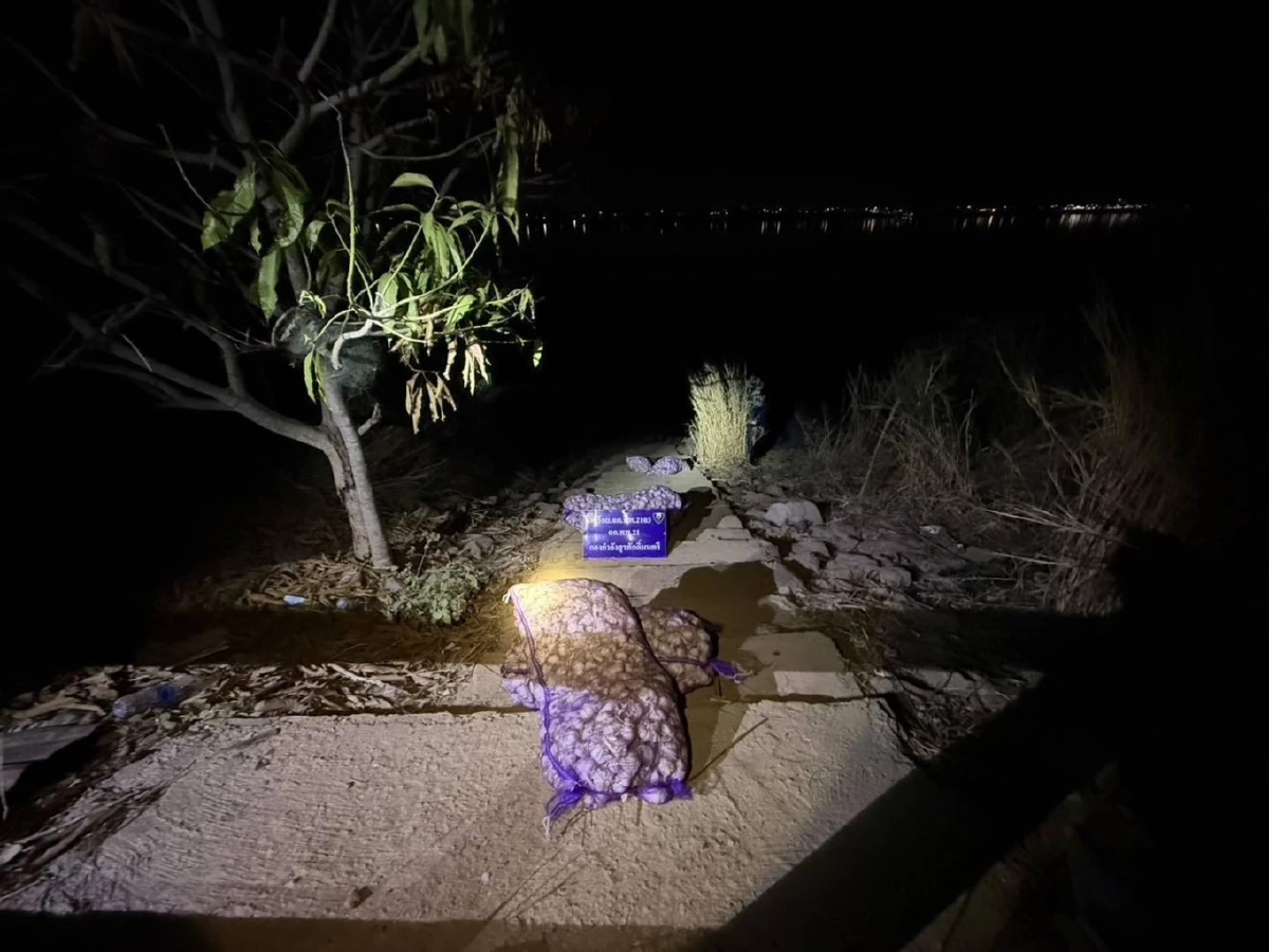 ทหารพราน 2103 สกัดลอบขน กระเทียมเถื่อน ริมโขง คนร้ายทิ้งของหนี