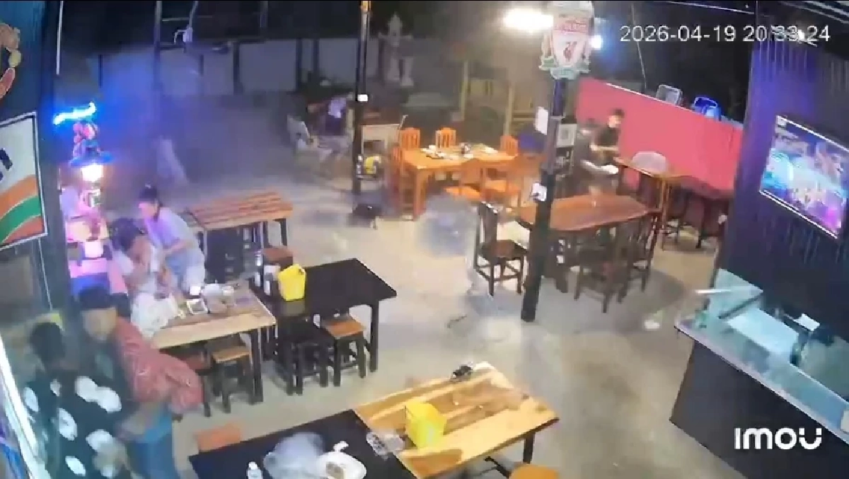 นาทีระทึก! พายุถล่มแม่สายรอบ 2 ประตูร้านปลิว ลูกค้าหนีกระเจิง