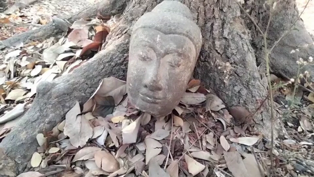 พบเศียรพระโบราณ 100 ปีถูกตัดทิ้งหลังวัดมหาธาตุ คาดคนร้ายเจอดี