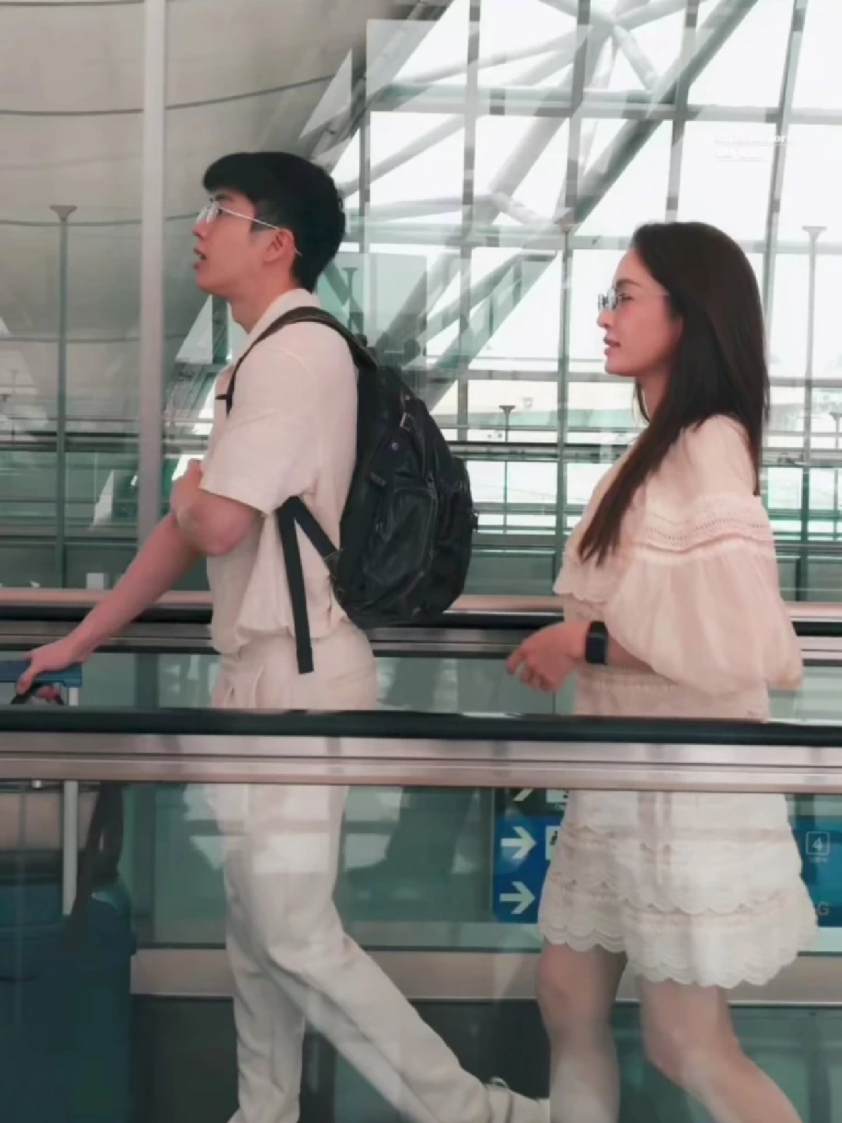 เคมีพุ่งแรง “แอฟ-นนกุล” แอร์พอร์ตลุคสุดคิวท์ แฟนคลับแห่แซว 