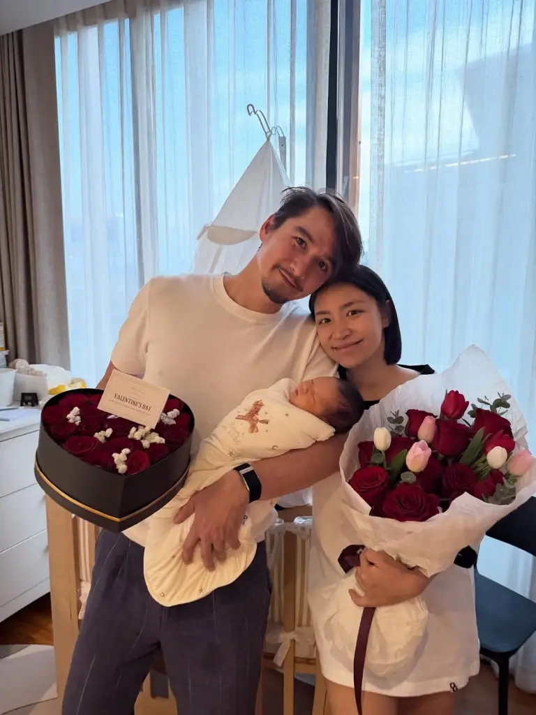 อนันดา อุ้มลูกชายเคียงข้างภรรยา ภาพเดียวเต็มไปด้วยความสุข