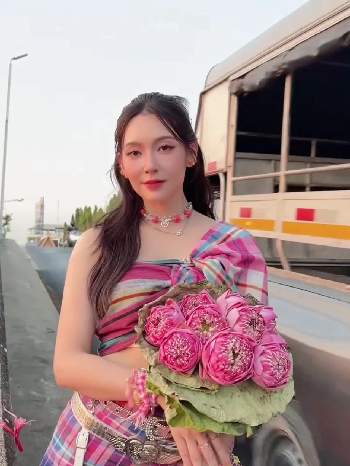 เบลล่า ราณี ถือดอกบัวโชว์ลุคหวาน ชุดผ้าขาวม้าสะกดทุกสายตา