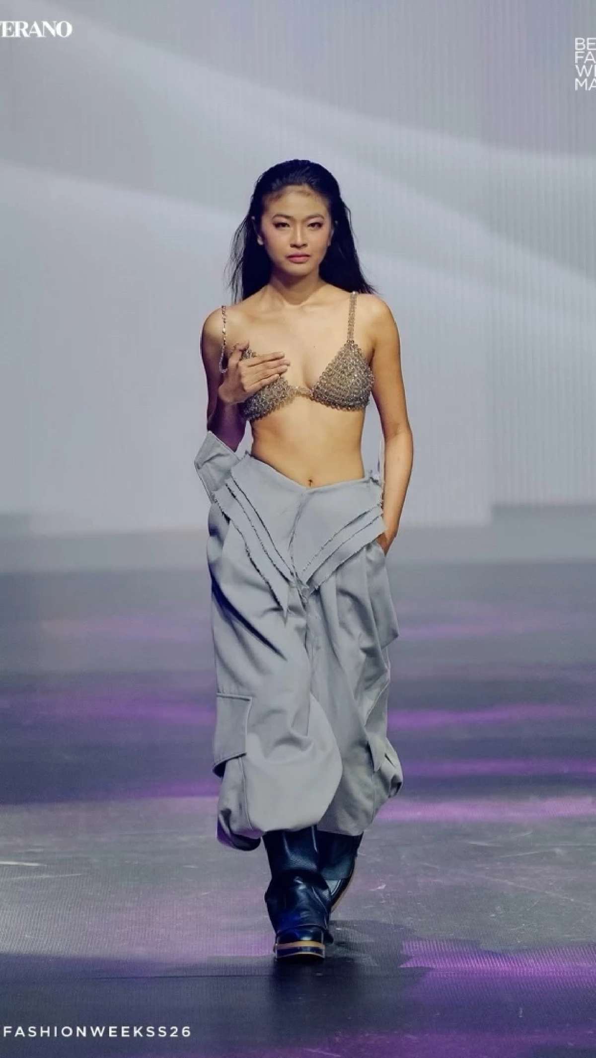 ชื่นชมทั้งโซเชียล นางแบบสาว แก้เกมเฉียบ หลังชุดพลาดกลางเวที