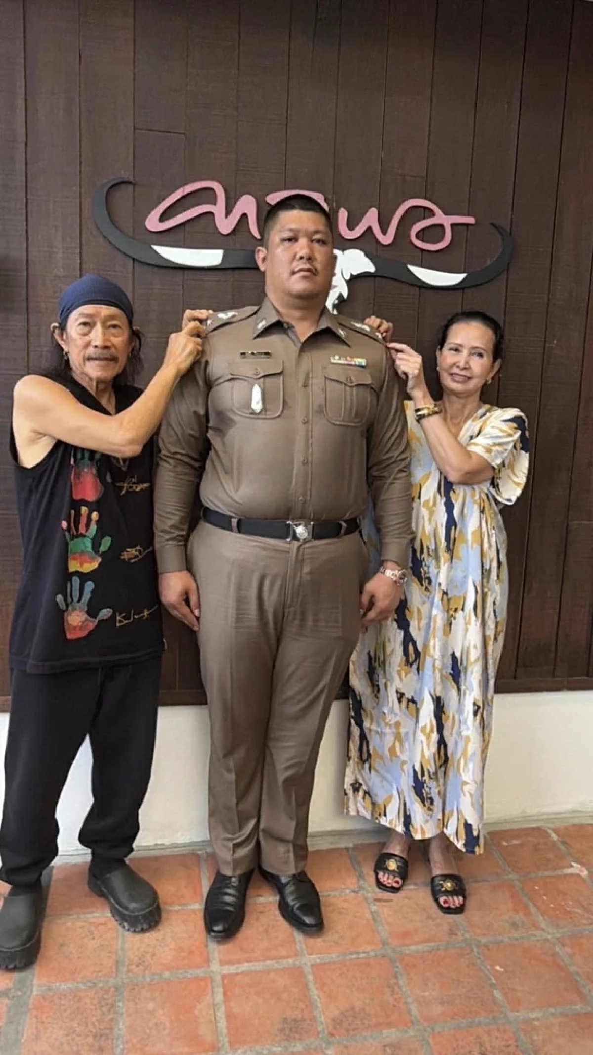 "แอ๊ด คาราบาว" ยิ้มไม่หุบ ลูกชายติดยศ ว่าที่ พ.ต.ท. มอบของขวัญฉลอง