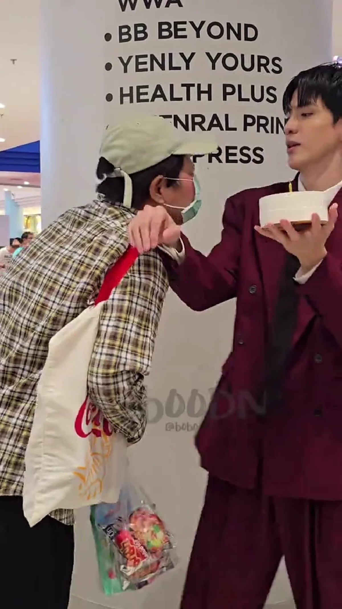 ฟิล์ม ธนภัทร โดนบุกจู่โจมกลางงาน เป่าเค้กยังไม่ทันตั้งตัว