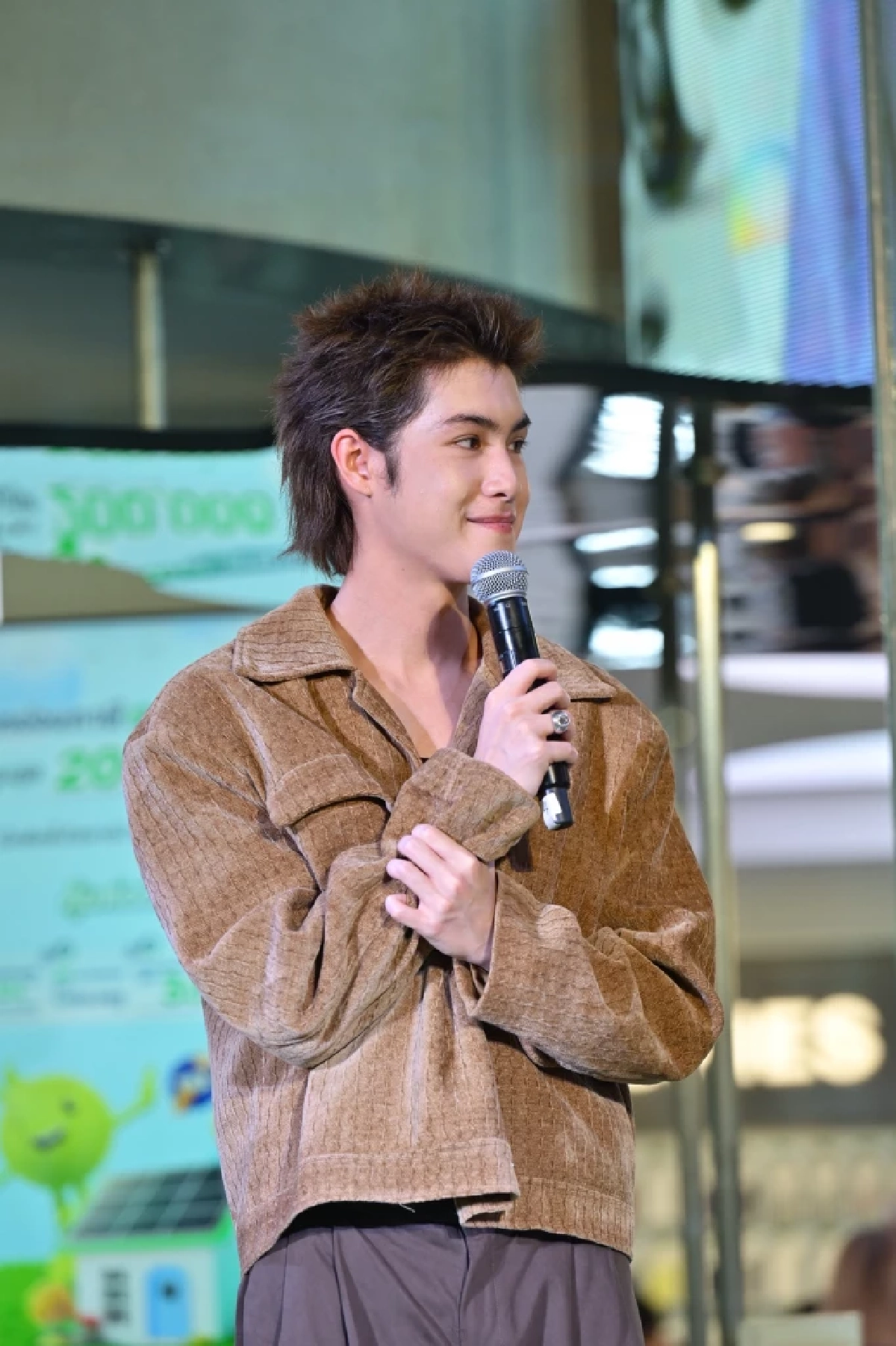 "เจ้านาย จินเจษฎ์" จูงเจ้าสี่ขา มีโชค เดินพรมเขียวสร้างรอยยิ้มในงาน AIS SIAM "PET CLUB"