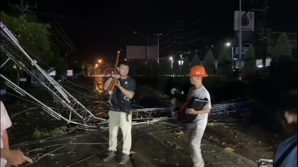 แม่สายอ่วม! พายุถล่มเสาวิทยุโค่นทับสายไฟดับทั้งอำเภอ